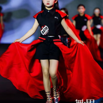 女童模特走秀服黑色短袖T台大玩家潮服拖尾运动酷帅套装PK赛服