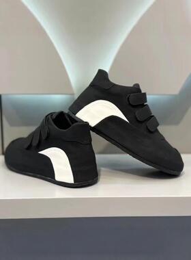 极简主义水行魔术贴懒人鞋白色鞋与增加厚鞋底