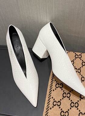 潮牌白色高跟鞋女春秋新款漆皮尖头v口单鞋粗跟真皮奶奶鞋职业鞋