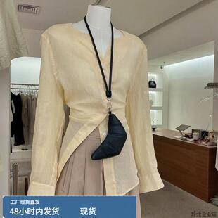 长袖衬衫女2025秋季新款大V领浅黄色别致法式高级设计感开叉上衣