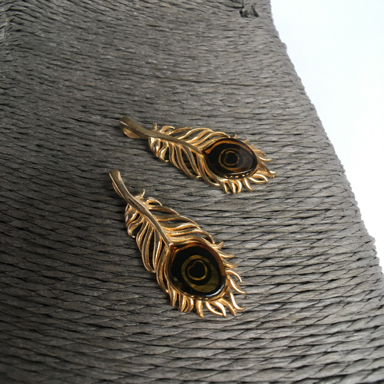 波兰琥珀蜜蜡精致欧款设计阴雕孔雀羽毛吊坠轻奢复古百搭推荐礼物