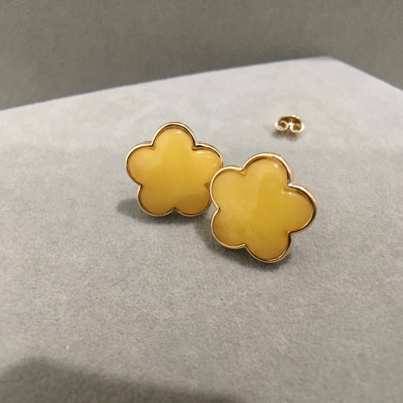 波兰琥珀蜜蜡花朵儿s925银镀金耳钉童趣设计款百搭时尚女礼物大气