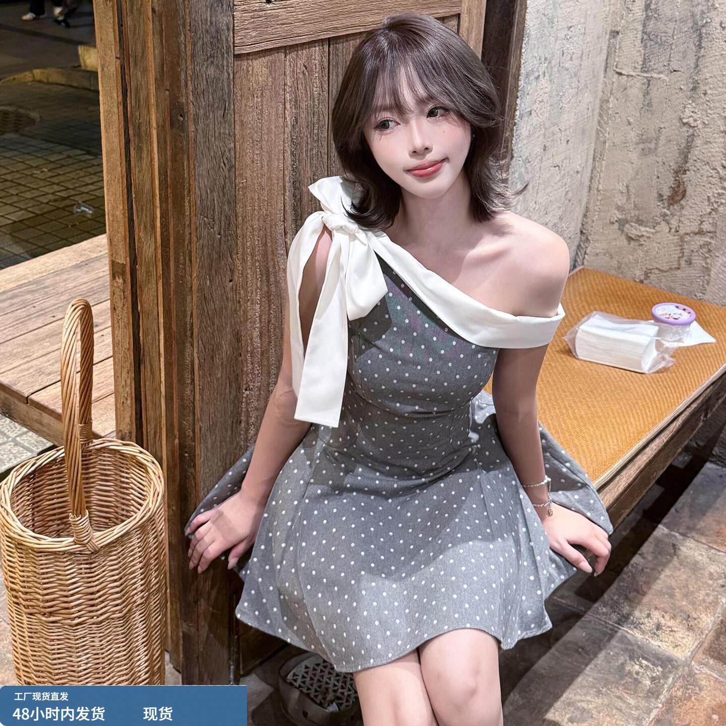 灰色波点斜肩蝴蝶结连衣裙子女2026新款春夏季千金感收腰蓬蓬短裙