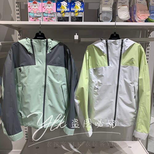 斯凯奇女士透气防泼水冲锋衣