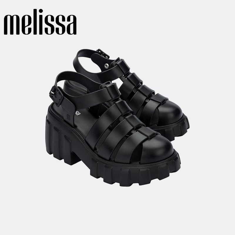 由经典罗马鞋型衍生，融入齿轮厚底元素