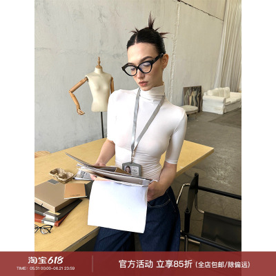 高智感美学白色高领短袖上衣