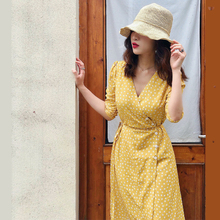 黄色波点连衣裙2025夏季新款裹身裙复古雪纺碎花桔梗法式茶歇裙女