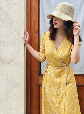 黄色波点连衣裙2025夏季新款裹身裙复古雪纺碎花桔梗法式茶歇裙女
