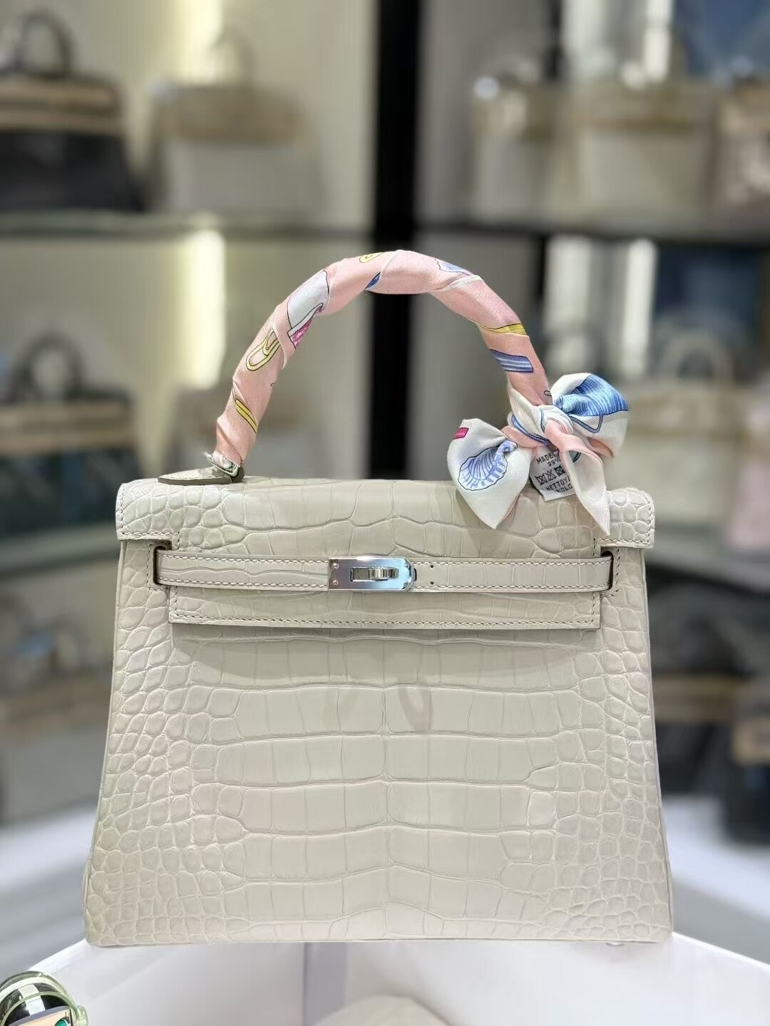 松鼠定制凯莉KL25cm雾面方块鳄鱼皮美洲冰川白8L银扣蜡线手工铜钉