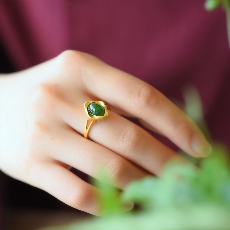 天然碧玉故宫上新925古法金女蛋面菠菜绿精致气质戒指开口可调节