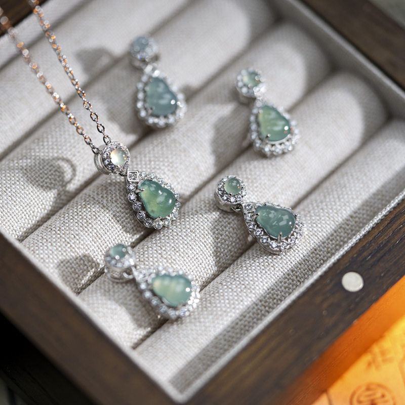 新中式天然蓝水阳绿翡翠葫芦吊坠镶嵌锆石锁骨链女款高级时尚挂饰