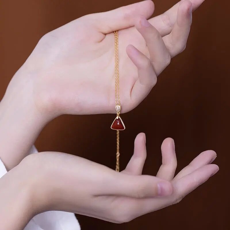 镀金故宫上新南红三角形抖音网红女复古中国红女锁骨链吊坠项坠