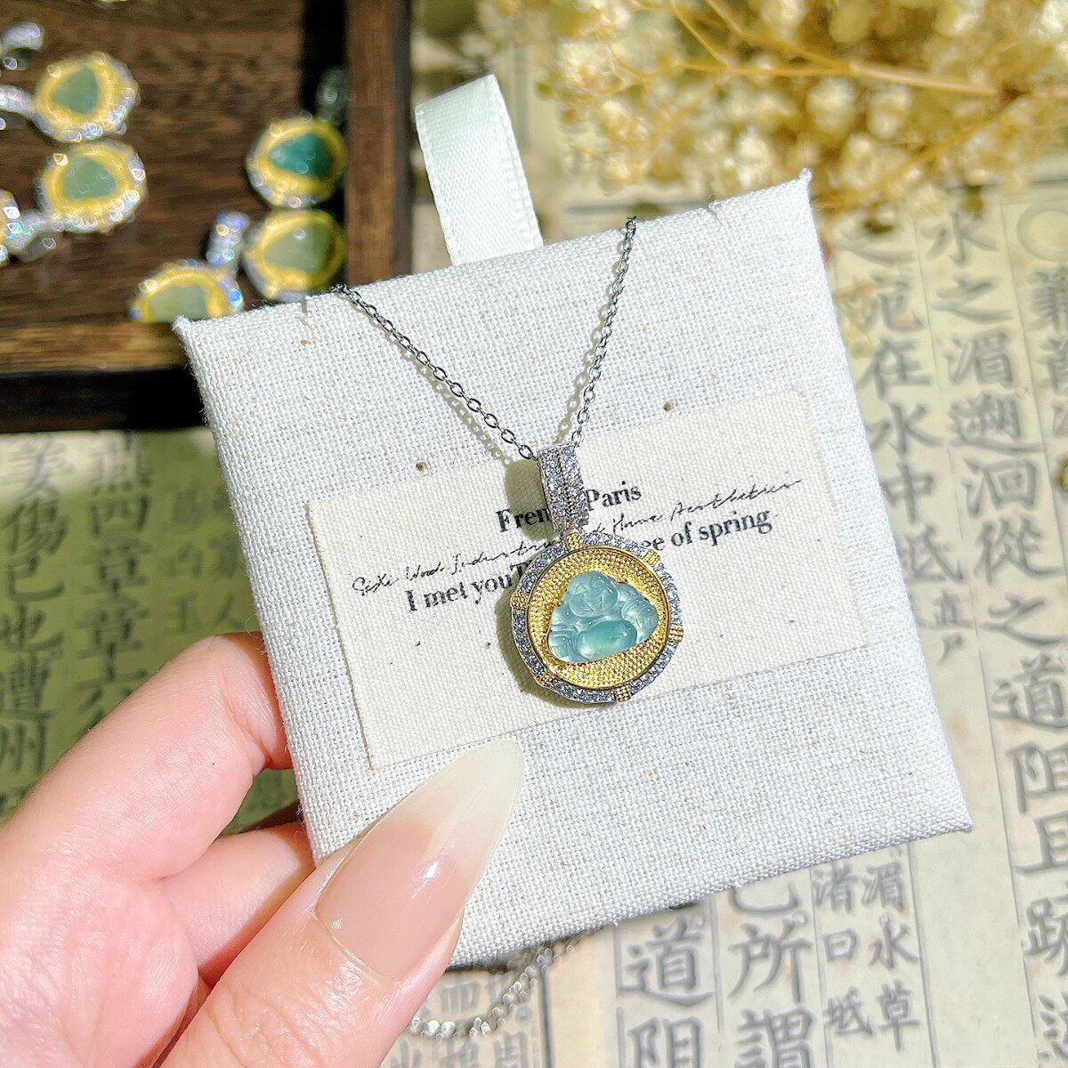 新中式镶嵌天然蓝水翡翠弥陀佛佛公圆盘吊坠锁骨链简约女小众饰品