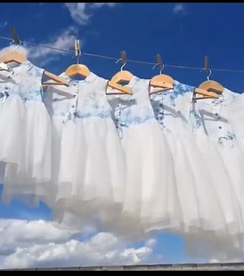 云南大理古城街头蓝染裙无袖木扣薄纱裙小童连衣裙轻盈舞蹈裙蓝白