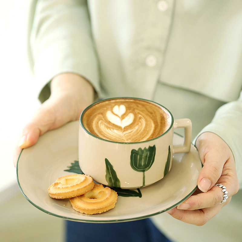 手绘郁金香咖啡杯ins风大口拉花杯带提手陶瓷杯 奶色耐热茶杯带碟