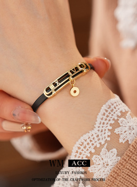 时尚气质黑色皮革圆形卡扣手链女感轻奢手环个性小众手饰