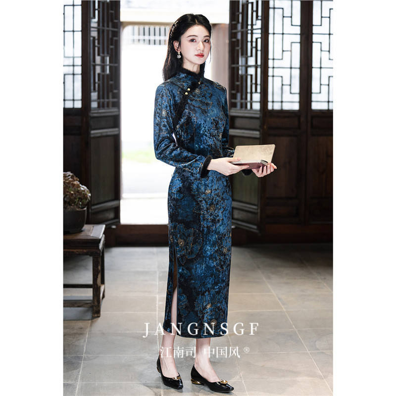 江南司造丨旗袍蓝色金丝绒长袖2025新款女新中式中老年妈妈连衣裙