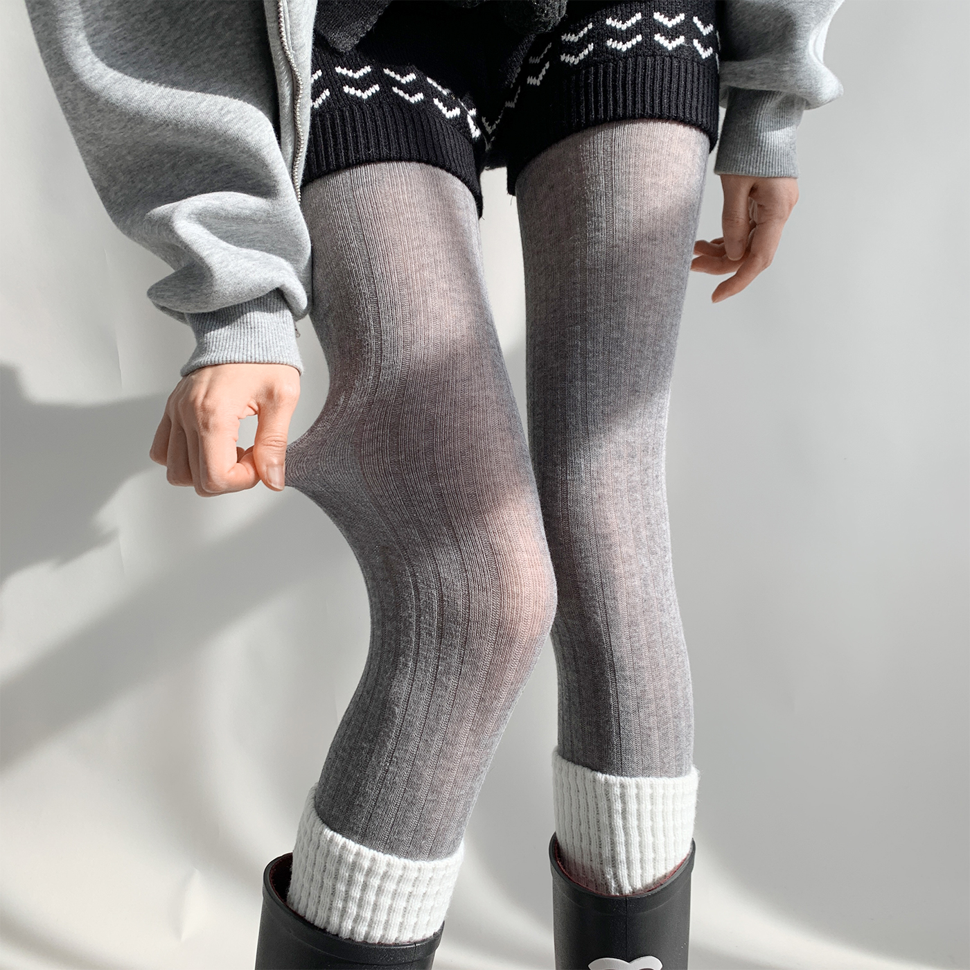 夜间教习室灰色连裤袜女春薄秋款针织竖条纹通勤打底裤外穿配靴子