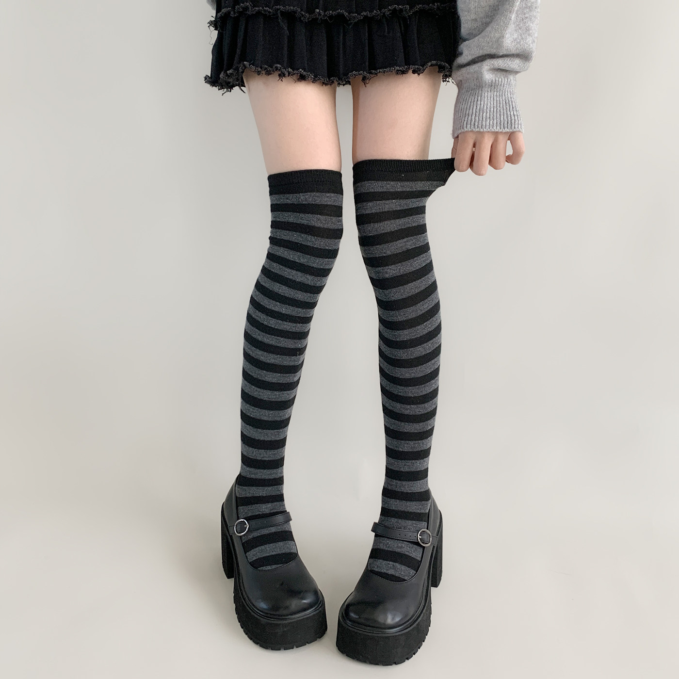 夜间教习室过膝袜女黑灰条纹拼色长筒袜子春夏个性百搭拼接大腿袜