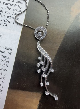 925银凤尾造型的镶钻吊坠，像展开的凤凰尾羽优雅灵动充满飘逸感