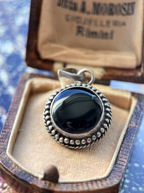 伦敦买回925银镶黑色玛瑙吊坠造型各异适合各种风格，尺寸详情页