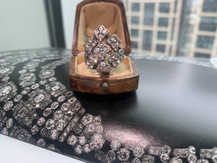 925纯银镶钻戒指，小花瓣设计每颗钻都闪闪发光，圈口16