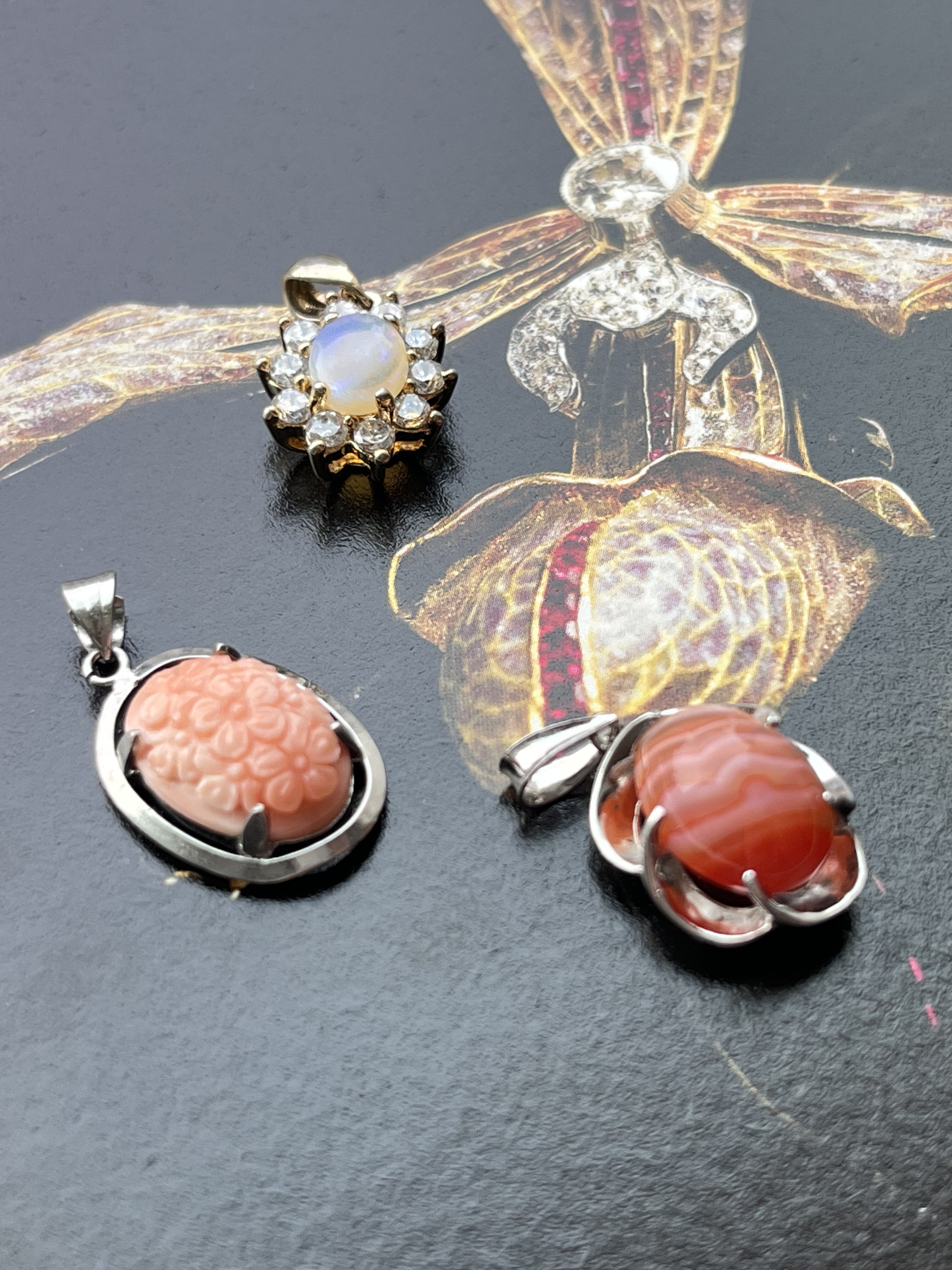 特价福利，古董老银镶嵌天然海鲜雕刻花天然欧泊和玛瑙粉水晶吊坠