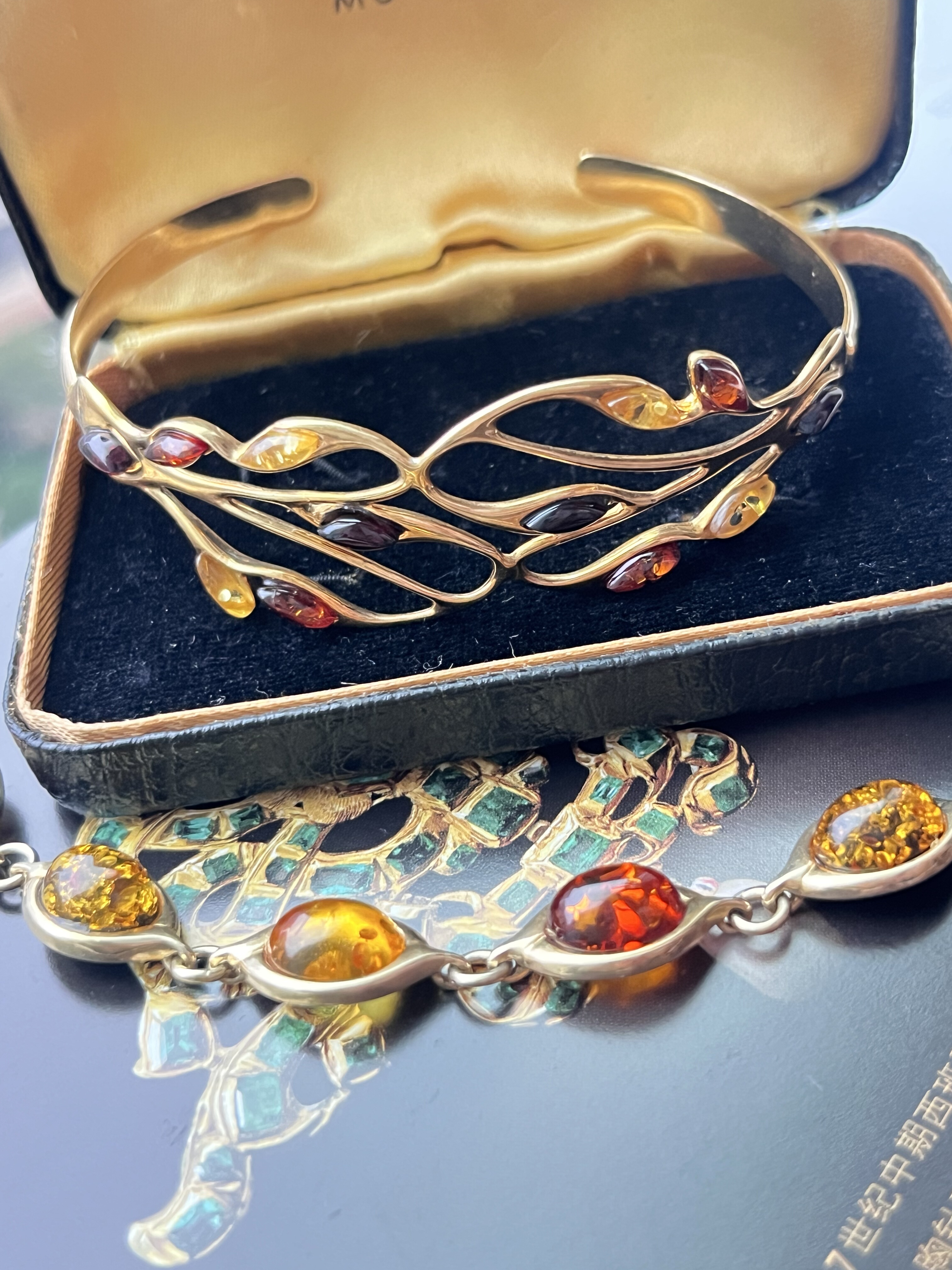 像藤蔓一样漂亮古董手镯纯银镶嵌天然琥珀手链，上手漂亮可当礼物