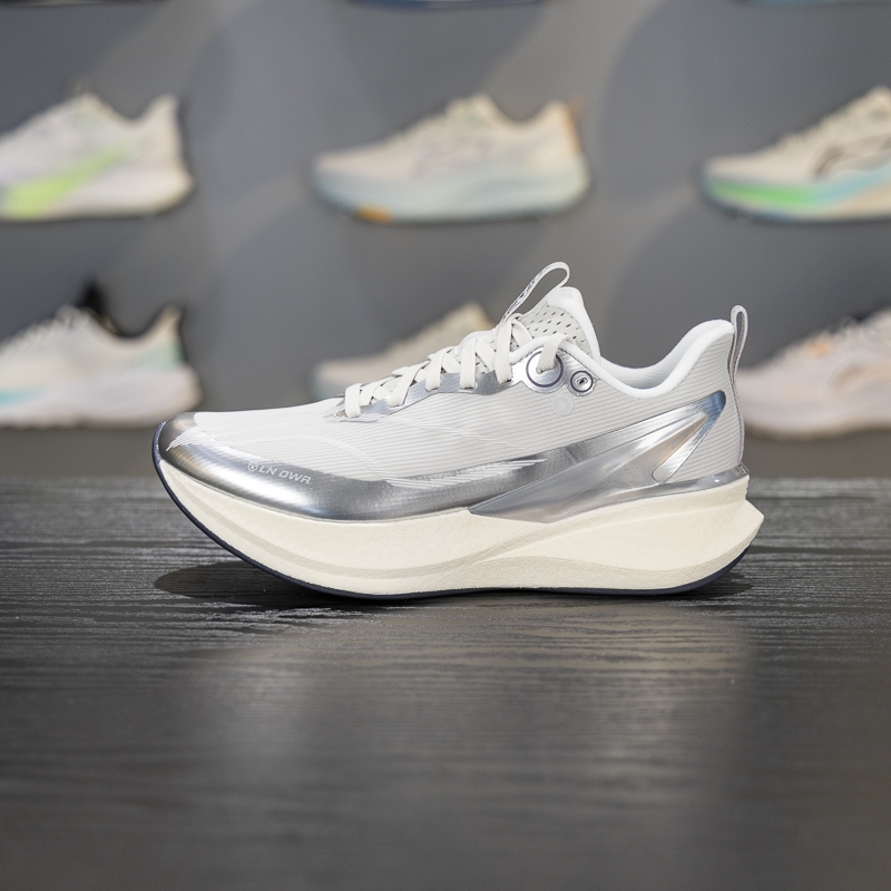 李宁女子跑鞋减震回弹