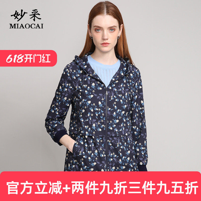 妙采旗舰店中老年妈妈装风衣女春秋季新款长袖收腰连帽印花上衣女