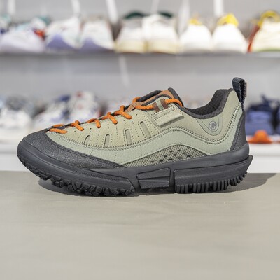 李宁男女软弹防滑户外休闲鞋