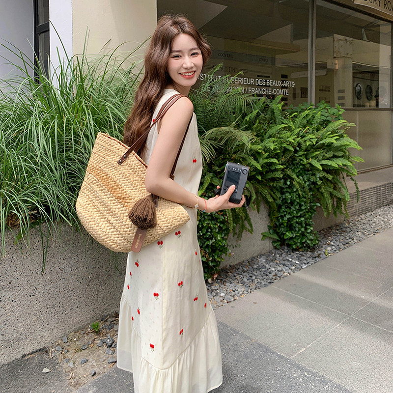 法式气质无袖连衣裙女2025夏新款少女感甜美减龄樱桃刺绣背心长裙,女装连衣裙,2D122