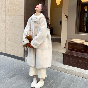牛角扣皮毛一体连帽羊羔毛外套女冬季独特漂亮百搭韩系轻熟风棉服图片