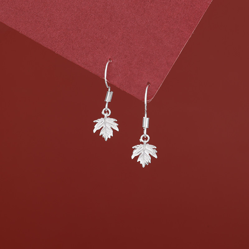 s925纯银小枫叶耳钩气质2025年新款小清新树叶耳环森系小众耳饰潮