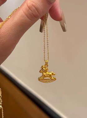 “马上有钱”可爱摇摇步马吊坠金色项链女新中式复古锁骨颈链配饰