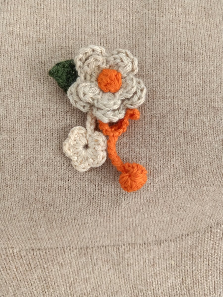 DIY羊绒毛线胸花手钩花饰品百搭