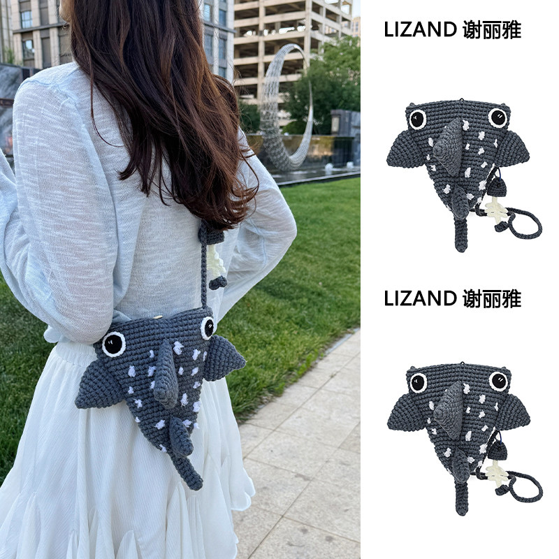 秋冬季灰色手工编织鲨鱼包女2026新款可爱风手机包稀奇古怪斜挎包