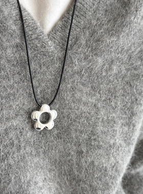 大米饰品】韩国小众设计感花朵长款黑绳长项链简约秋冬新款毛衣链