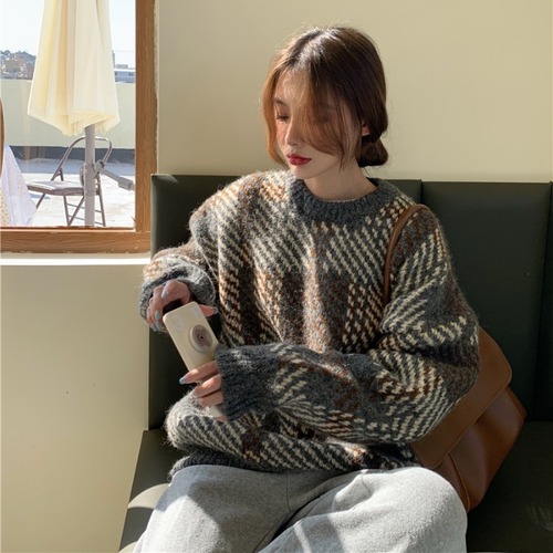 In winter 2022, the New Retro color contrast qianniao lattice is lazy. Wear loose medium and long sleeved knitted sweater outside for women