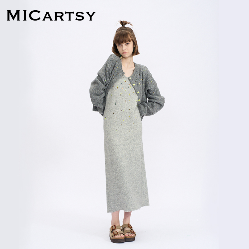 MICartsy王紫珊2023秋冬新款珠花装饰针织连衣裙女休闲小众BJ003