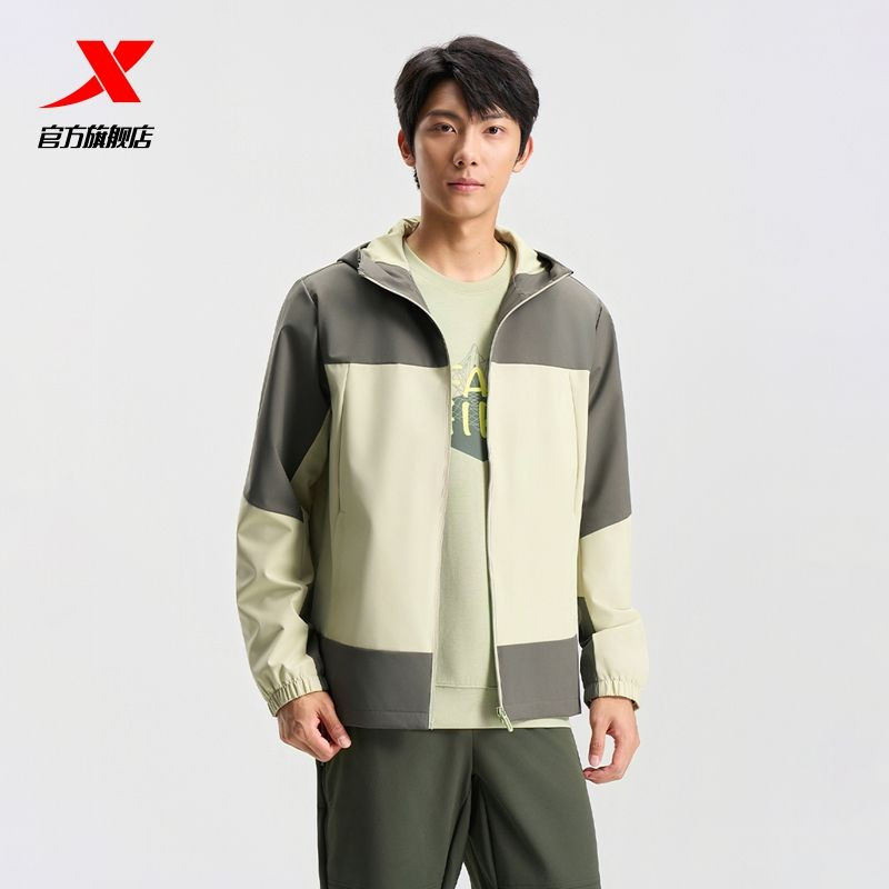 特步户外冲锋衣男秋季新款防风连帽三防运动薄款外套975329150066