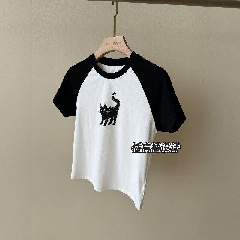 灵动趣味!黑白撞色显瘦气质款趣味猫咪印花拼色插肩袖T恤女新款