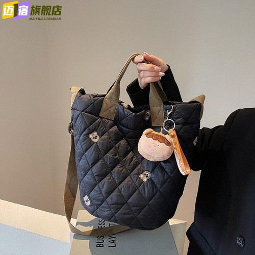 可爱小熊刺绣大容量手提水桶包秋冬新款时尚菱格棉服单肩斜挎包潮