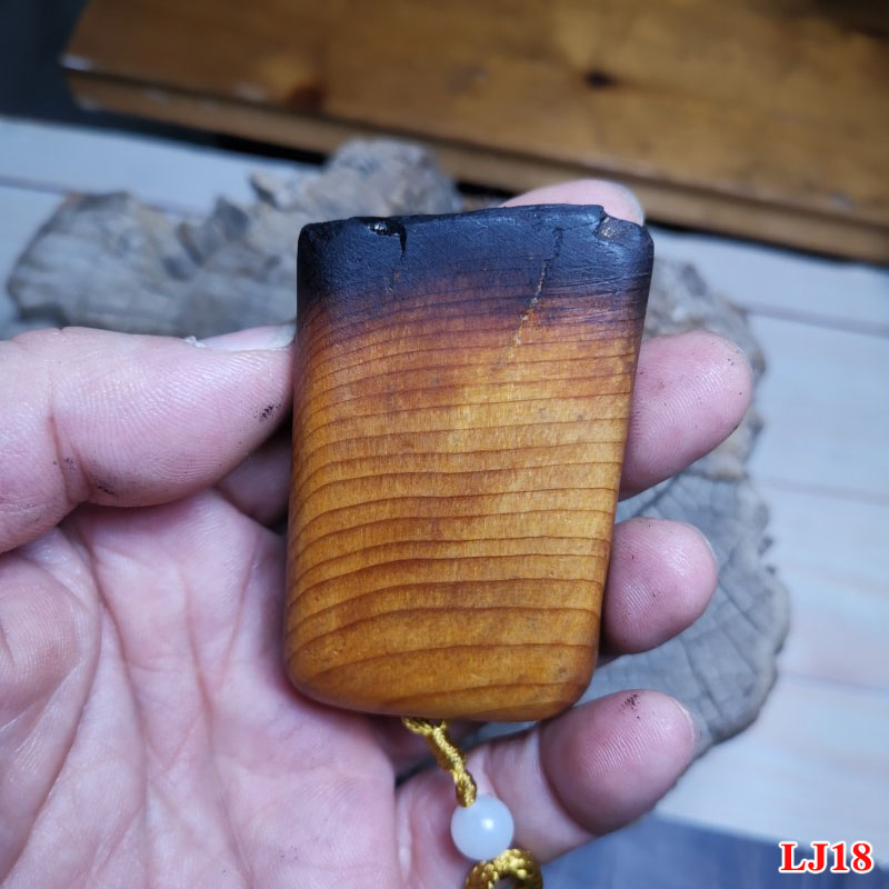 太行崖柏黑油骨料特香女士手把件