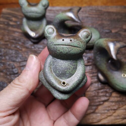 凉山崖柏香炉青蛙鲸鱼陶瓷香插