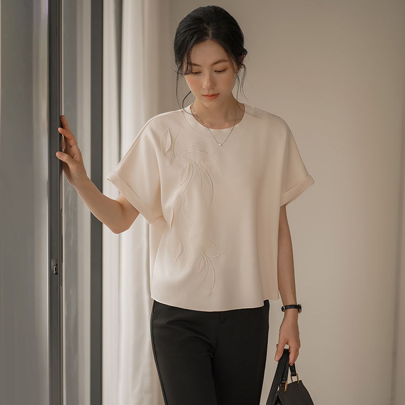 无谓2025年夏季新款女装宽松蝙蝠袖刺绣立体设计感短袖T恤女上衣