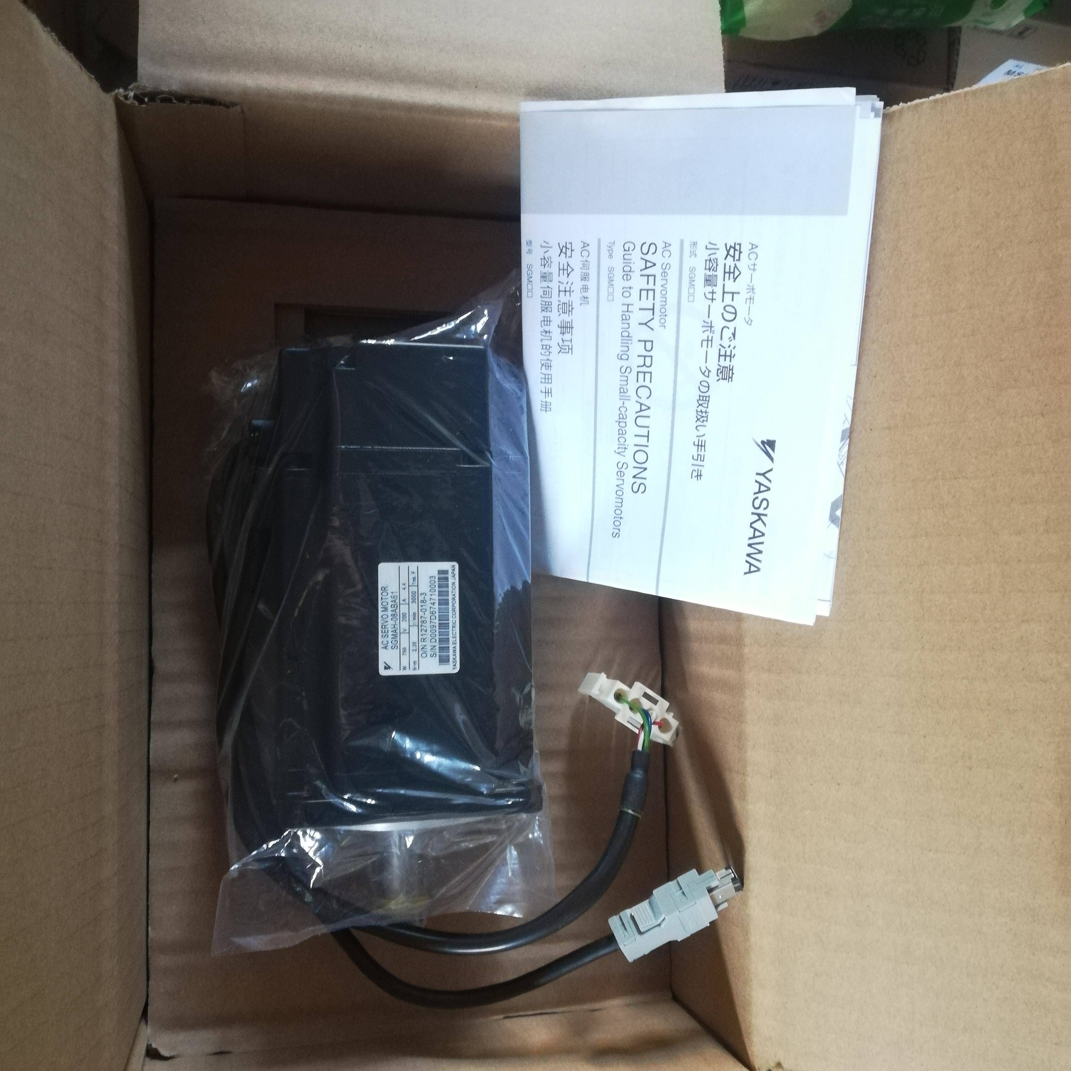 安川伺服电机SGML-04AF12C 现货出售 400w带刹车 欢迎询价