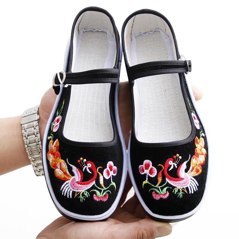 春季新品牛筋底女士绣花鞋浅口舞蹈中国风扣带黑布鞋古装圆头纯色