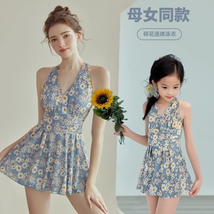 新款2025亲子泳衣碎花交叉露背母女同款仙女范高级感显瘦度假泳衣