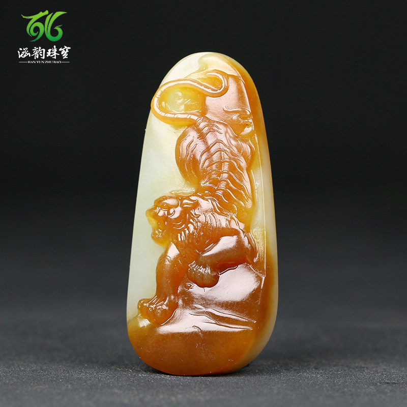 新疆和田玉且末糖生肖虎吊坠黄金糖料下山虎玉佩高端礼品老虎挂件